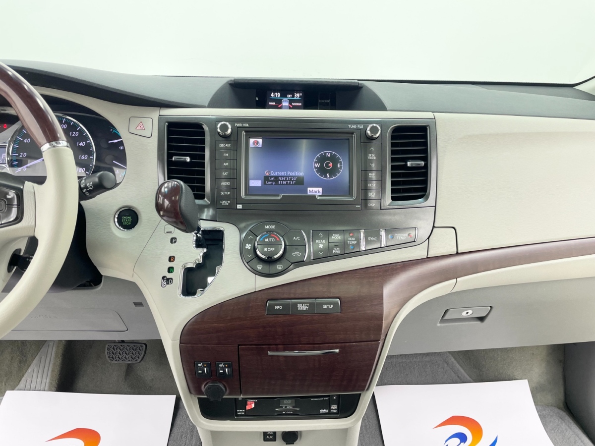 Toyota SIENNA 2010 car image #11