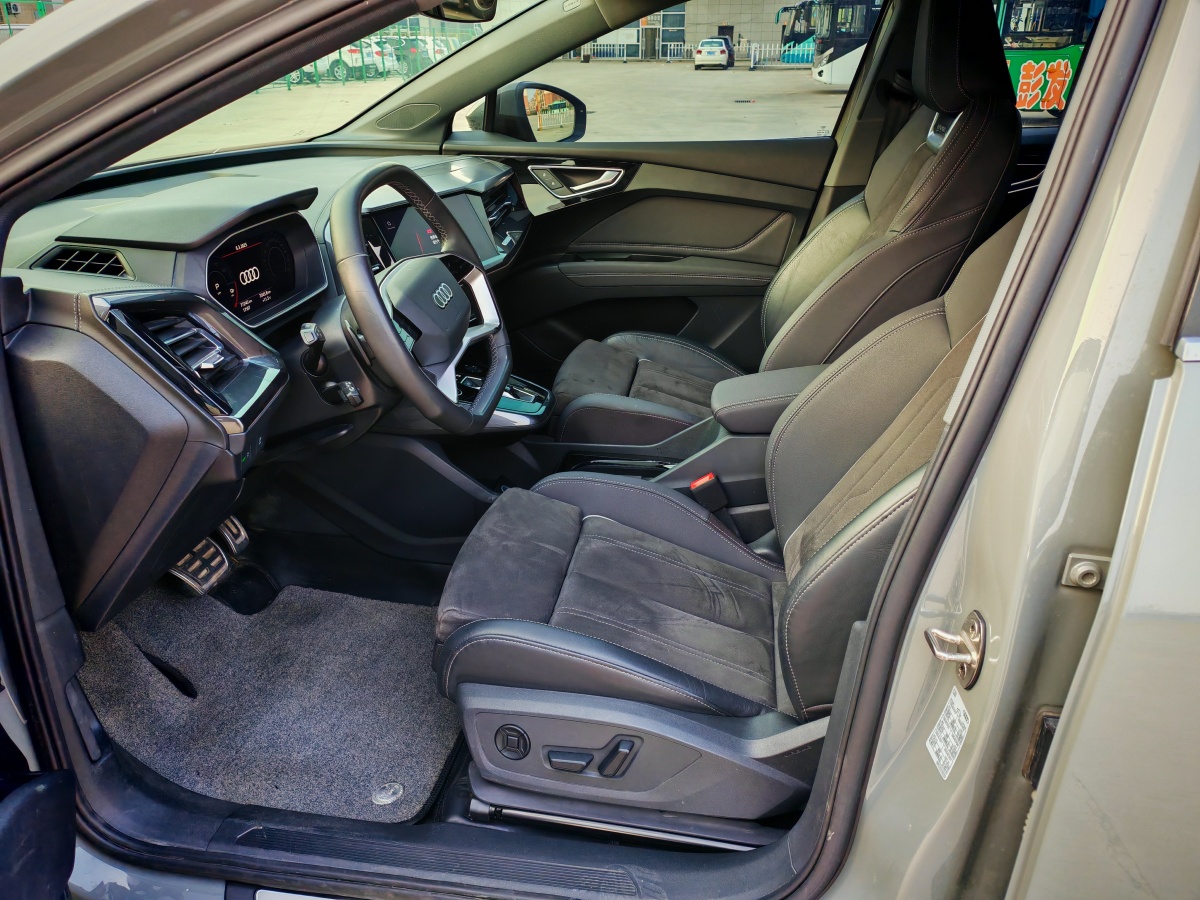 Audi Q4 e-tron 2023 immagine di auto #11