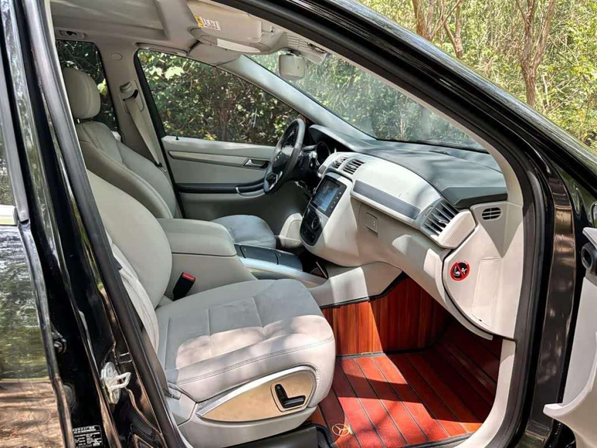 Mercedes-Benz R Class 2016 car image #11