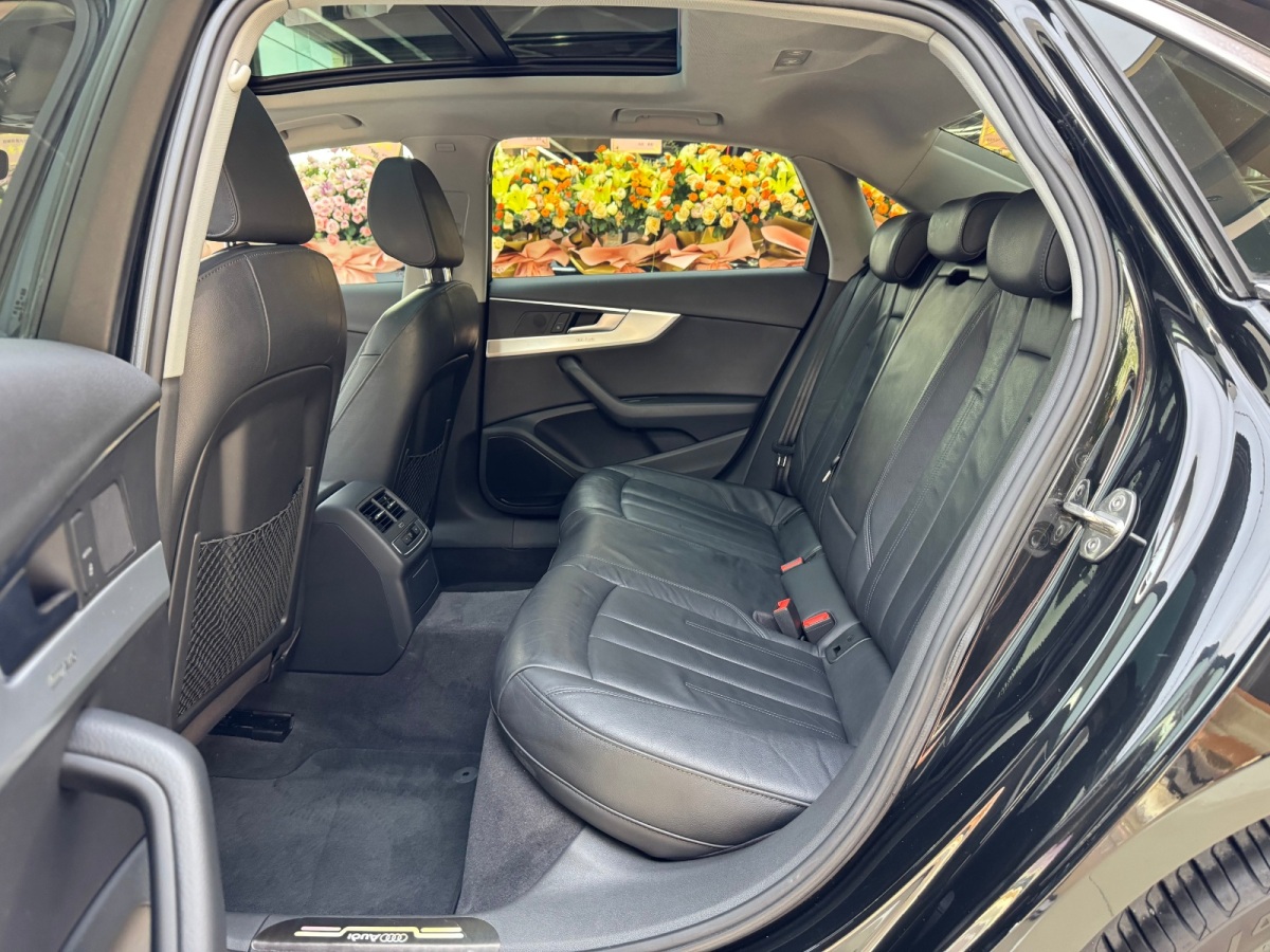 Audi A4 2018 car image #11