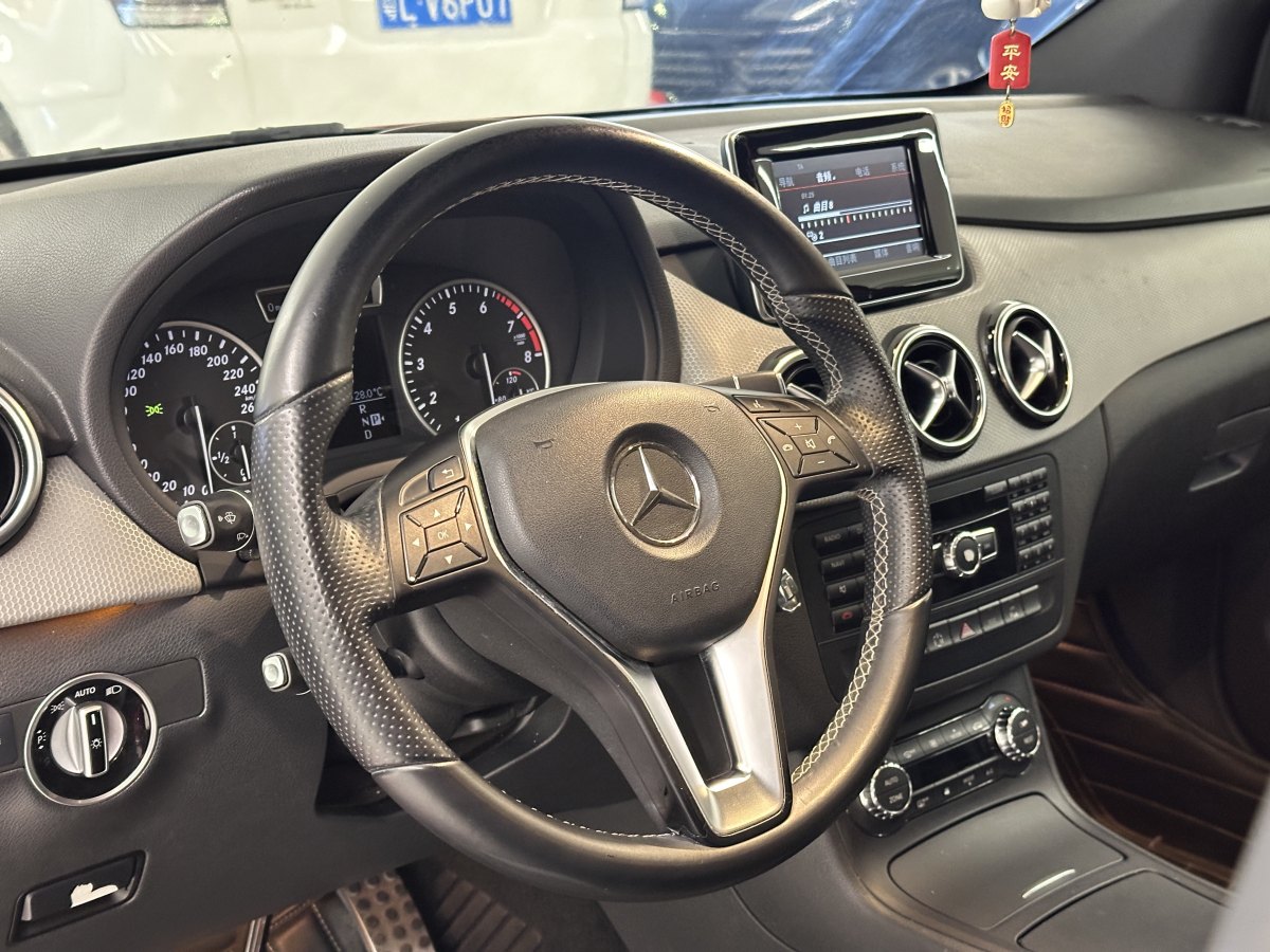 Mercedes-Benz B Class 2012 car image #11