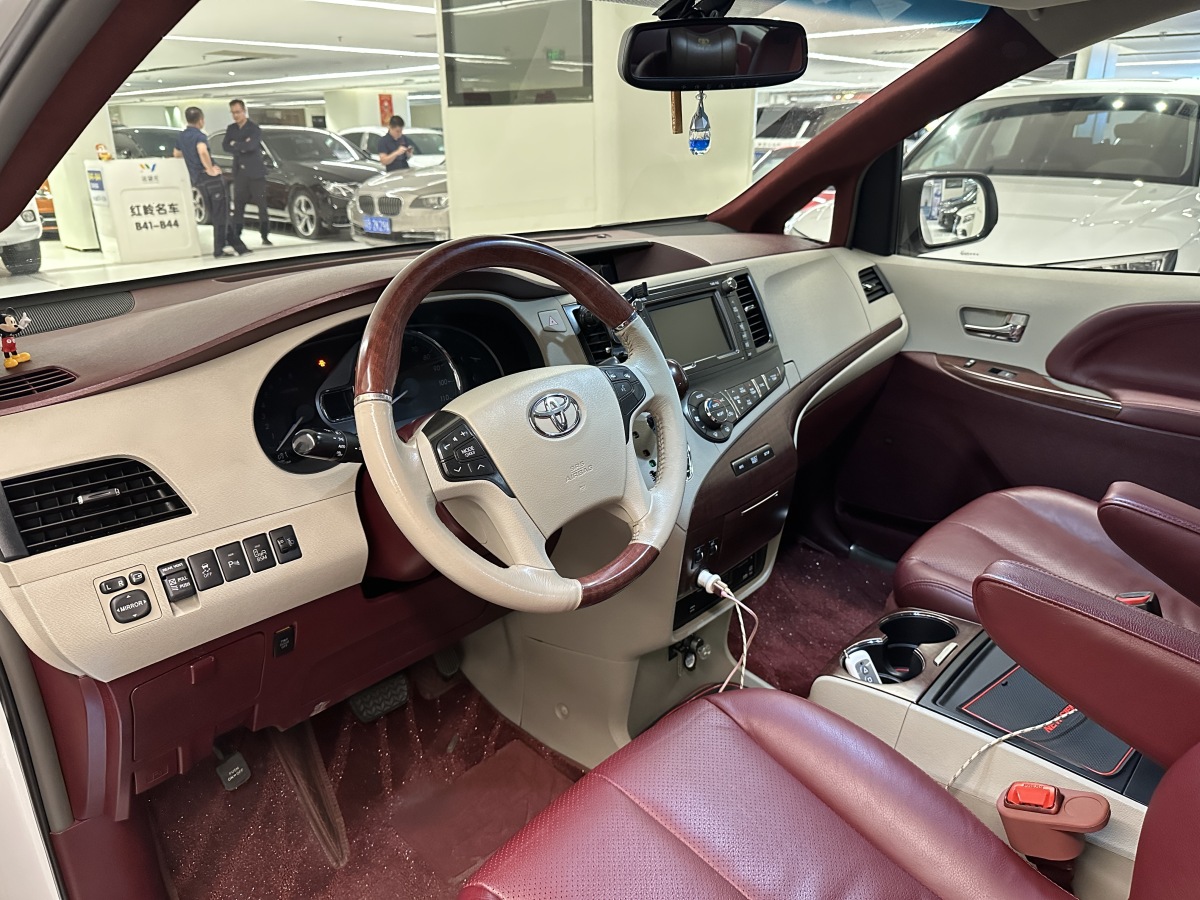 Toyota SIENNA 2014 car image #11