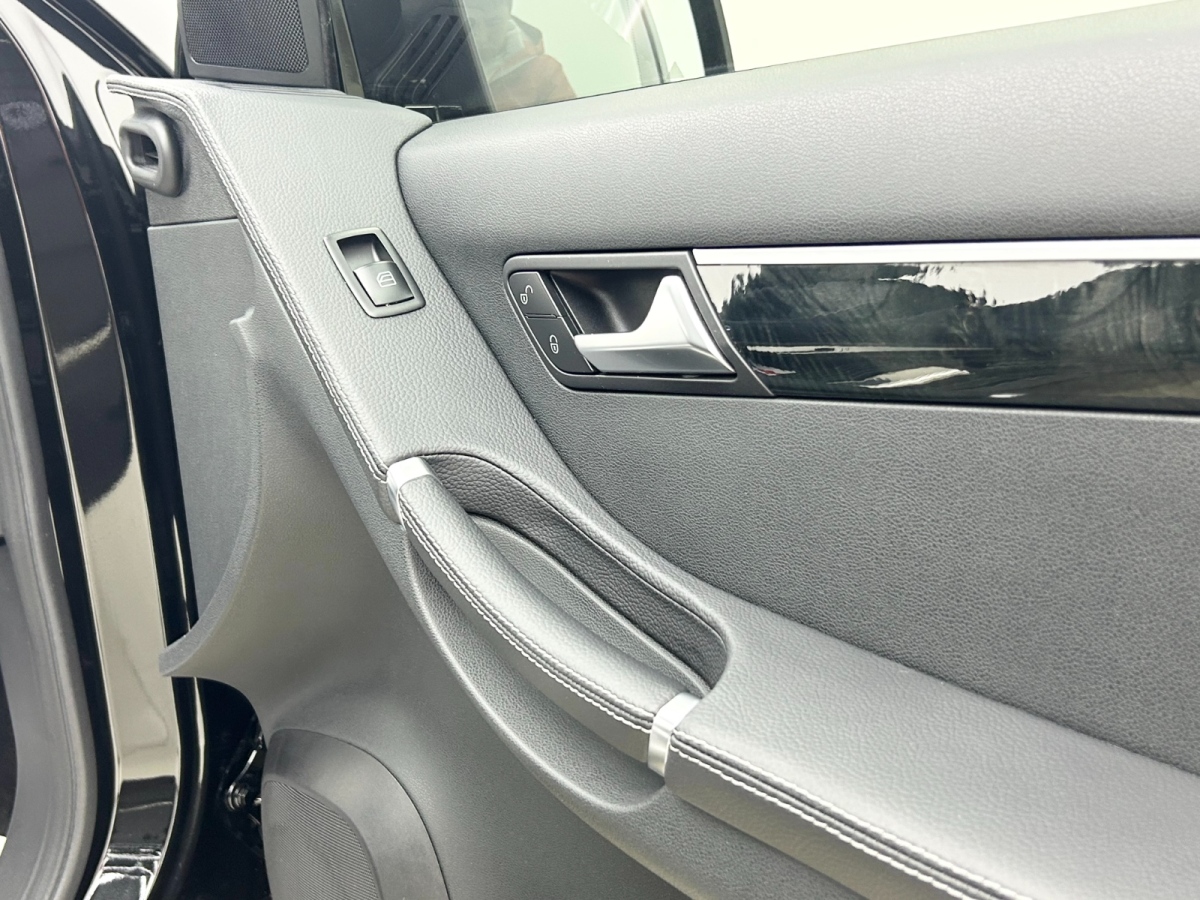 Mercedes-Benz R Class 2017 car image #11