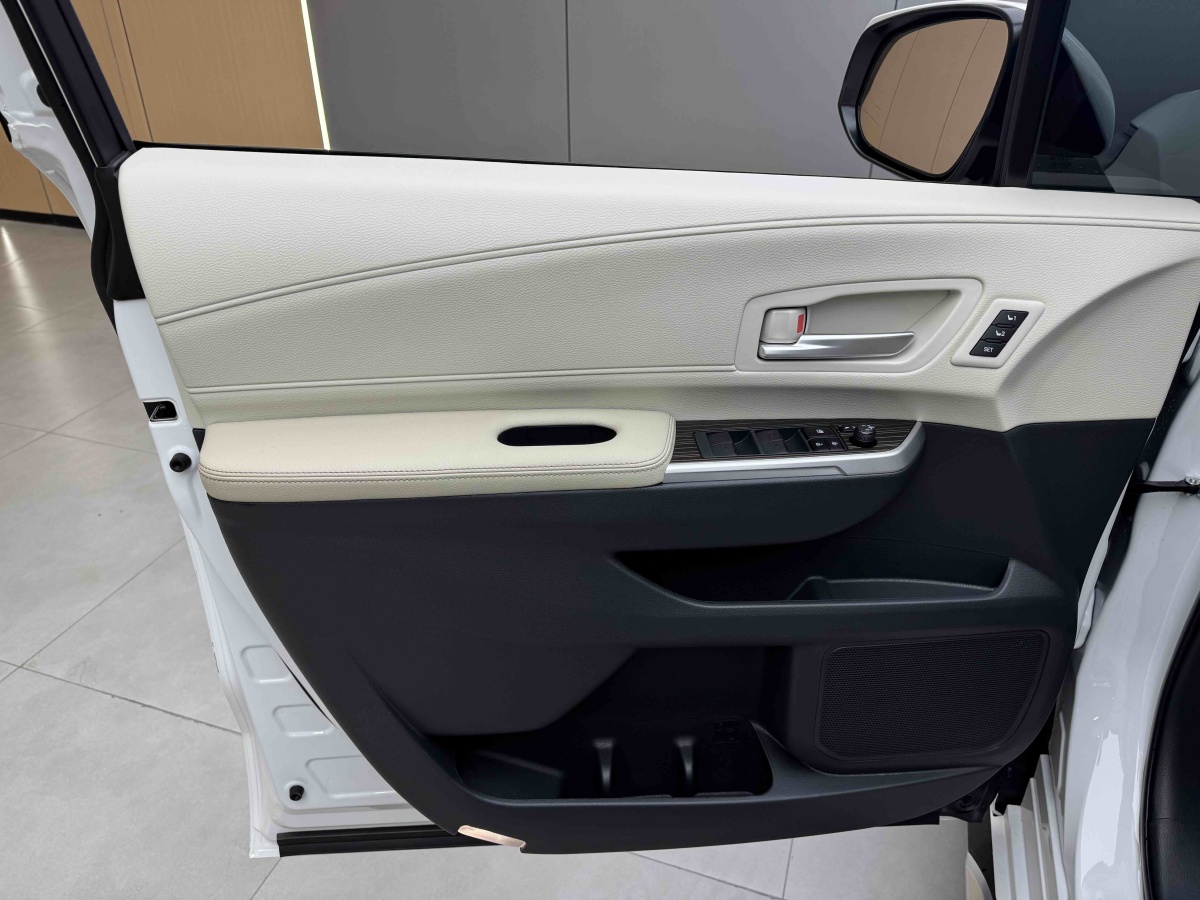 Toyota Granvia 2024 immagine di auto #11