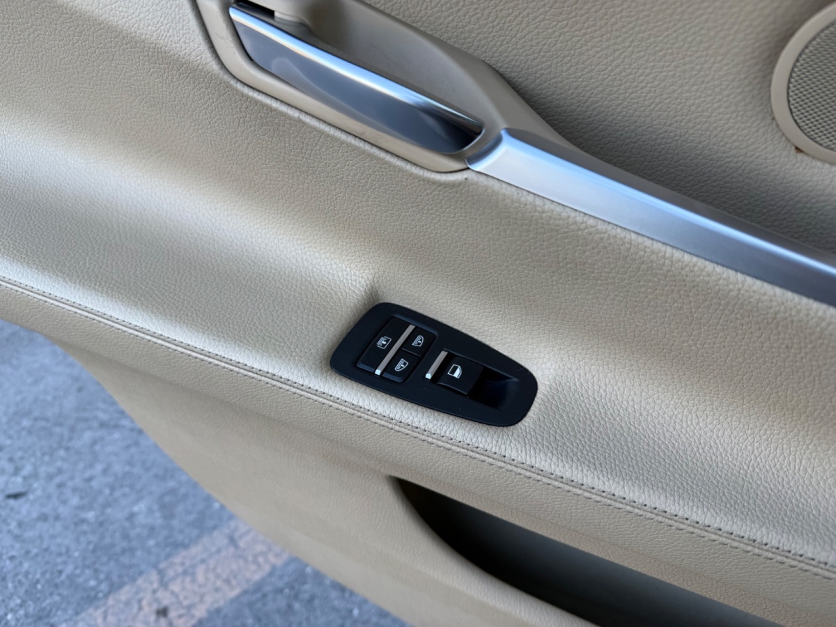 BMW 5 Series GT 2010 immagine di auto #11