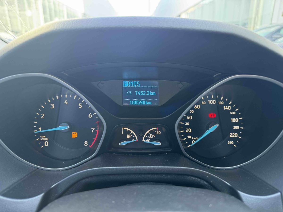 Ford Focus (Imported) 2016 صورة سيارة #11