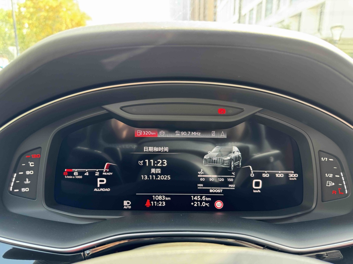 Audi SQ7 2024 car image #11