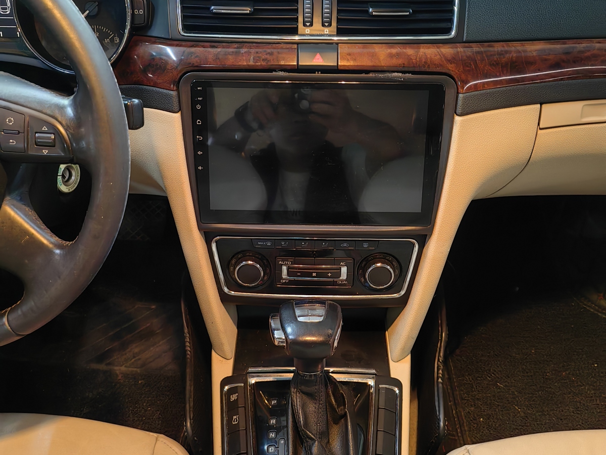 Skoda Superb 2010 car image #11