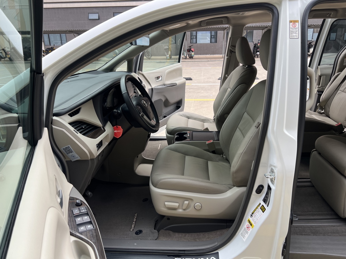 Toyota SIENNA 2018 #11 Toyota SIENNA 2018 car image #11
