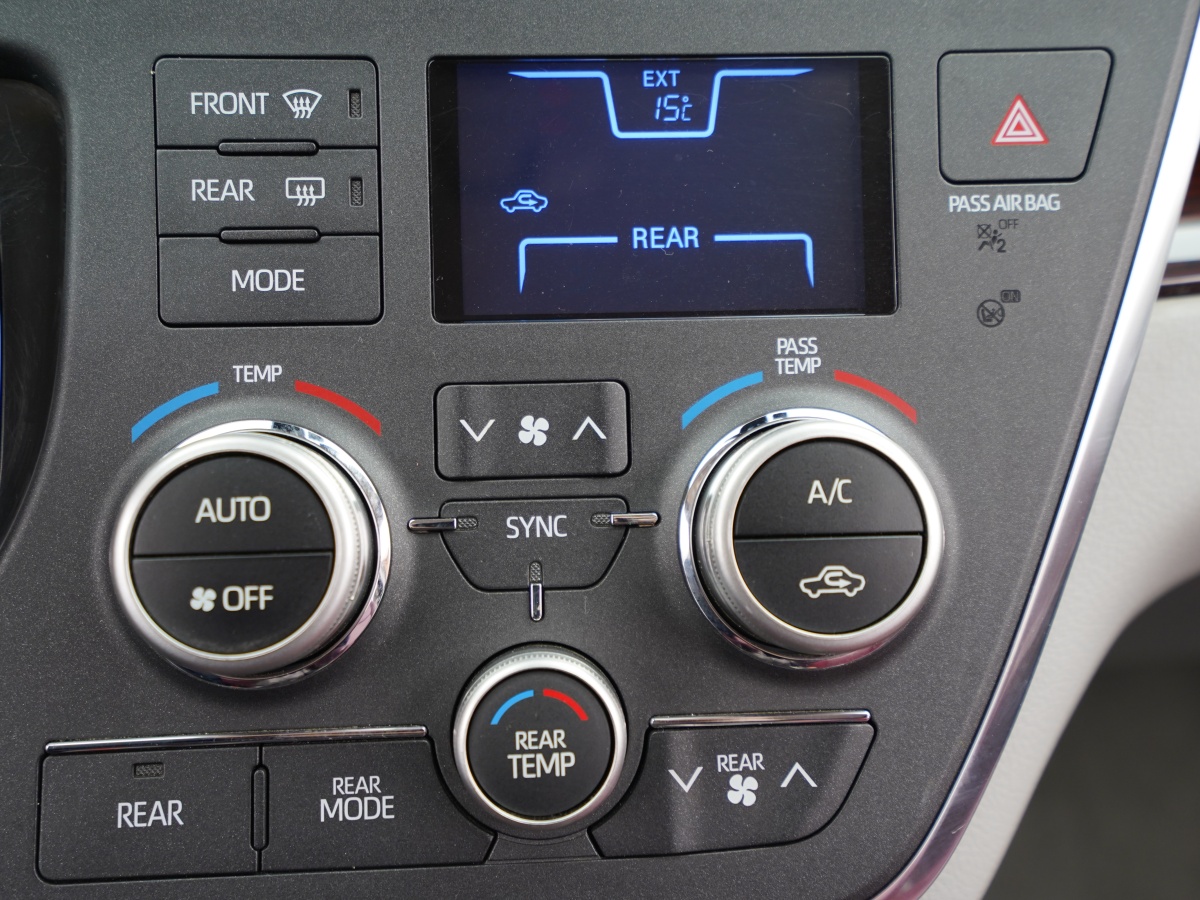 Toyota SIENNA 2018 car image #11