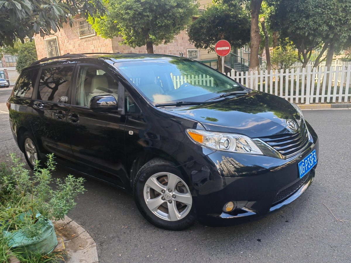 Toyota SIENNA 2015 #11 Toyota SIENNA 2015 car image #11