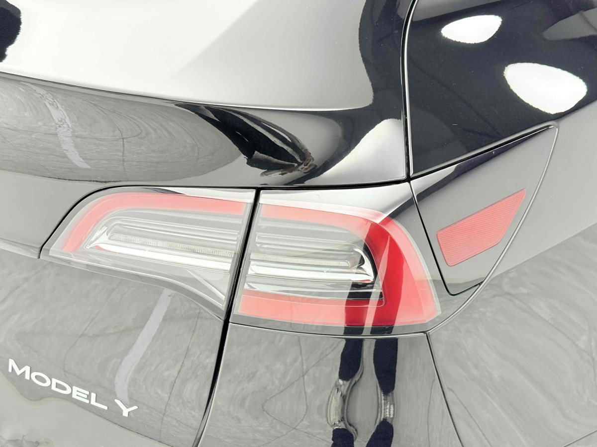 Tesla Model Y 2023 car image #11