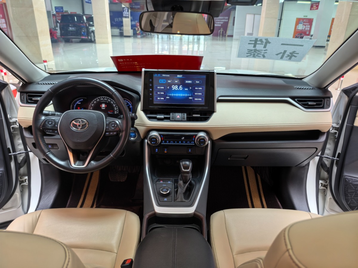 Toyota RAV4 2020 car image #11