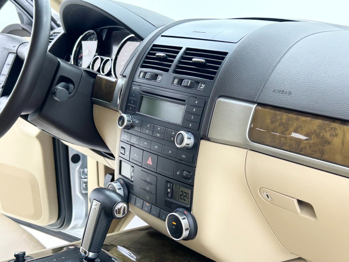 Volkswagen Touareg 2010 car image #11