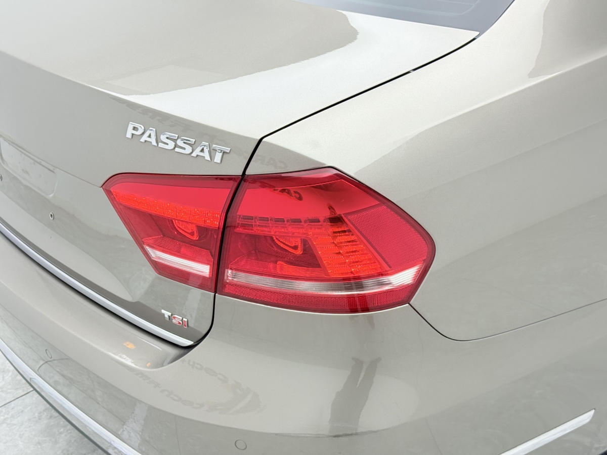 Volkswagen Passat 2012 car image #11