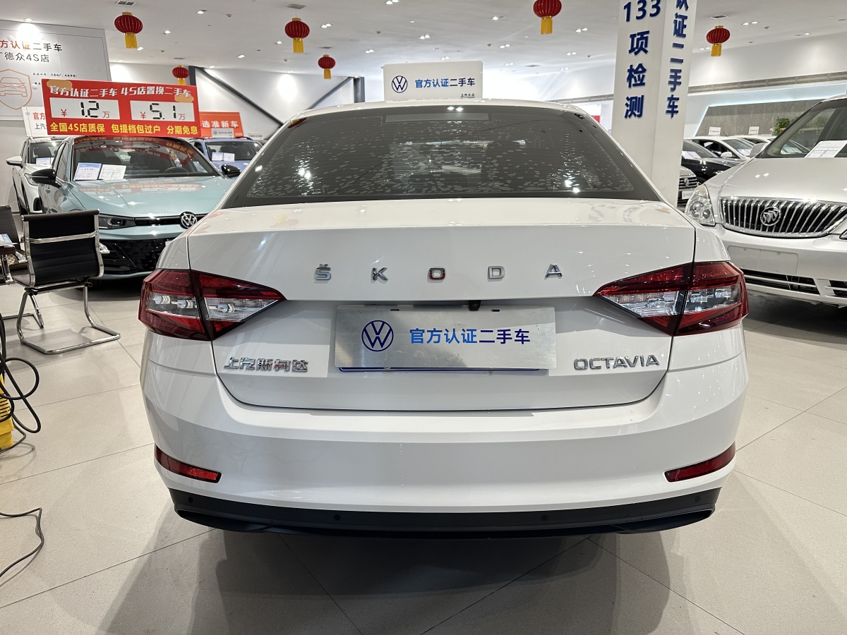 Skoda Octavia 2020 car image #11