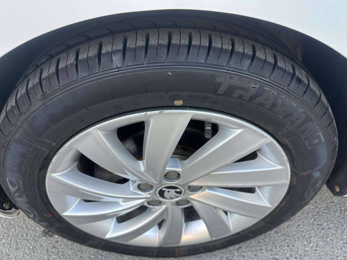 Skoda Rapid 2018 car image #11