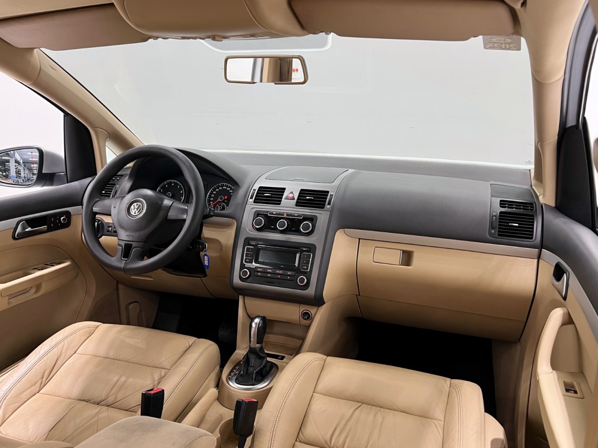 Volkswagen Touran 2012 car image #11