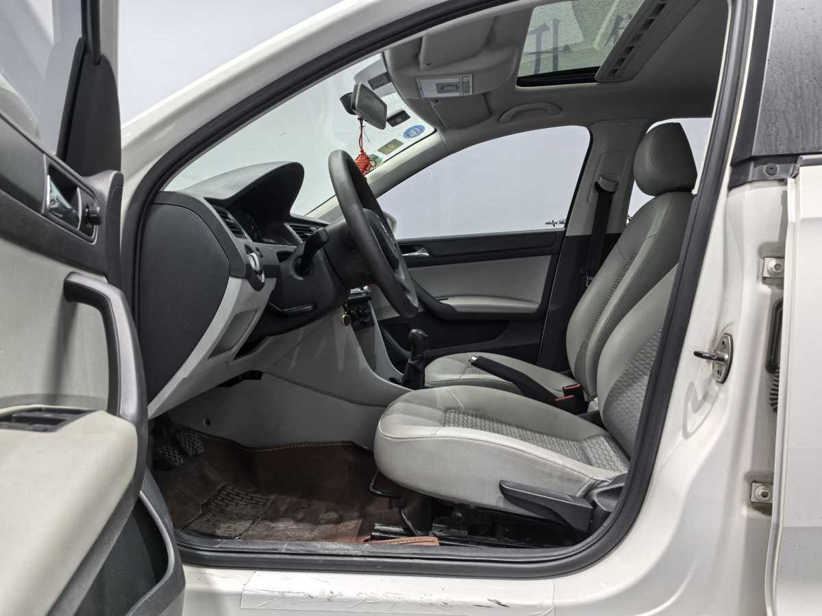 Skoda Rapid 2014 car image #11