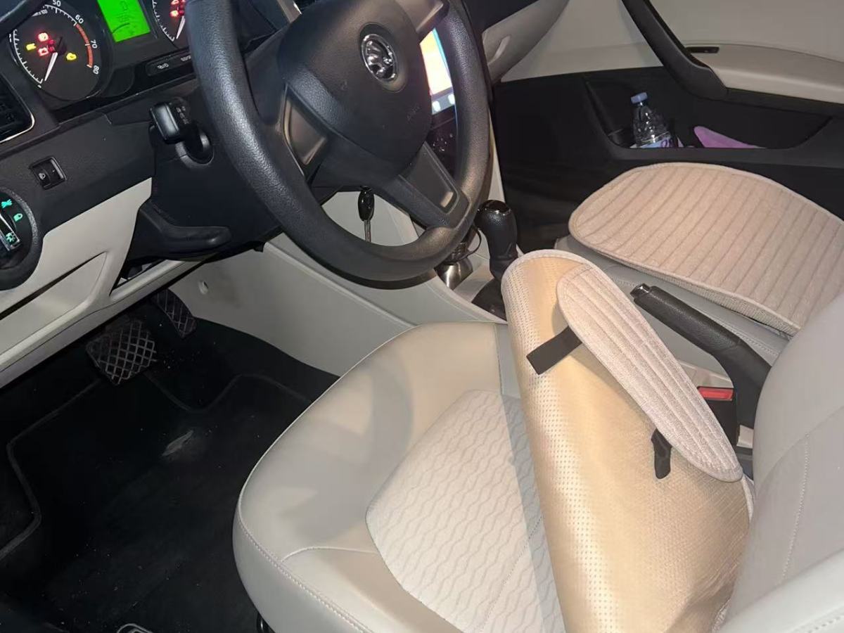 Skoda Rapid 2017 immagine di auto #11