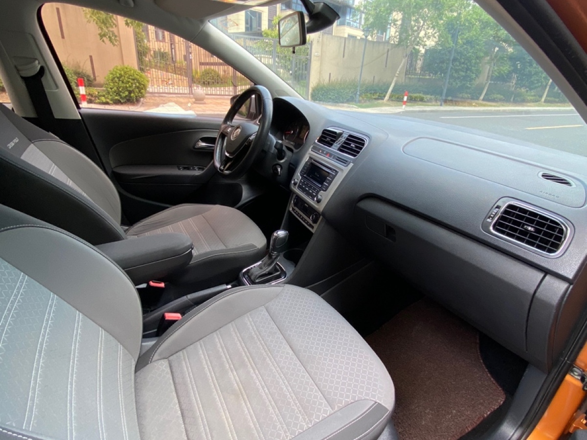 Volkswagen Polo 2016 car image #11