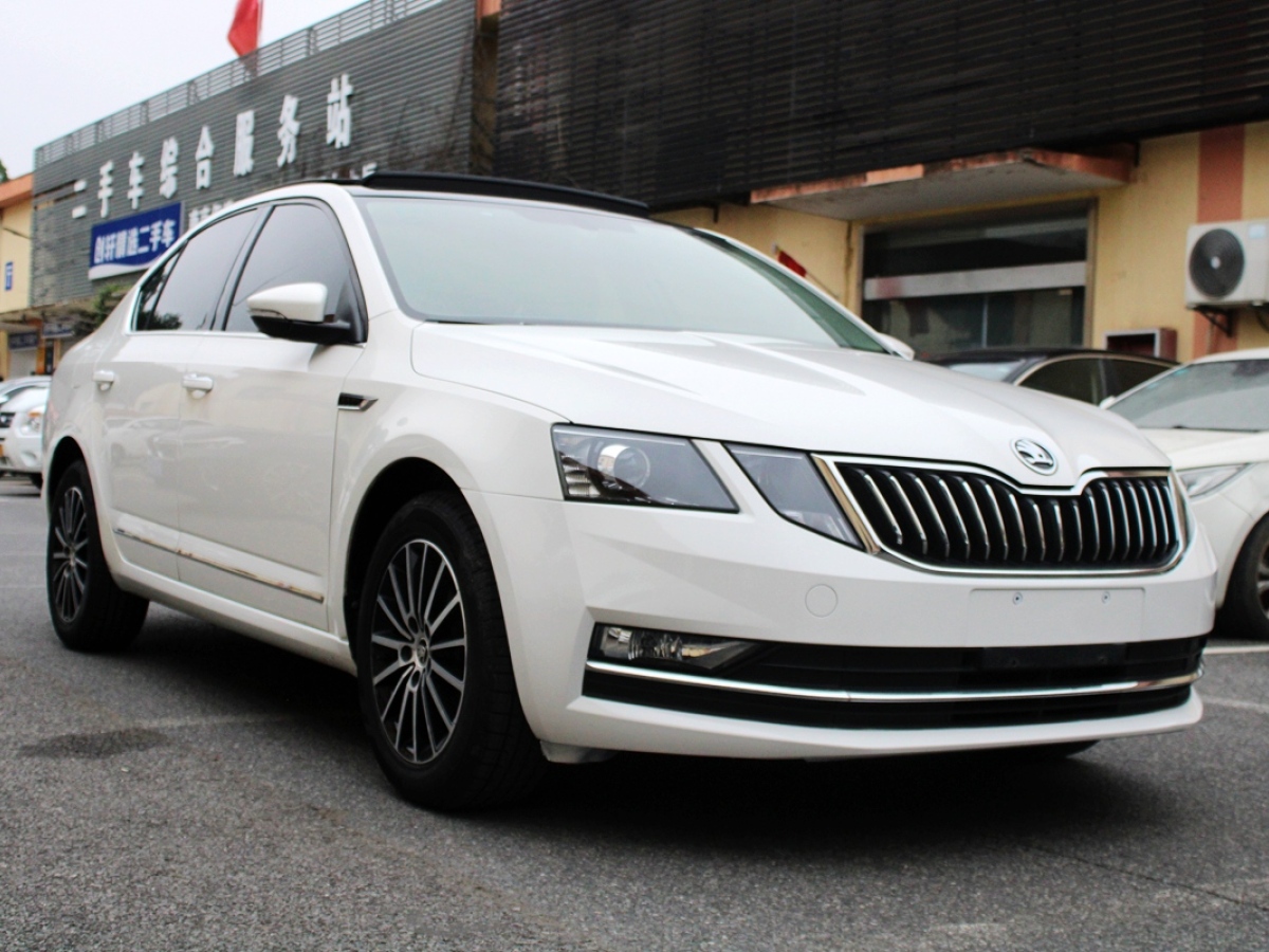 Skoda Octavia 2020 car image #11