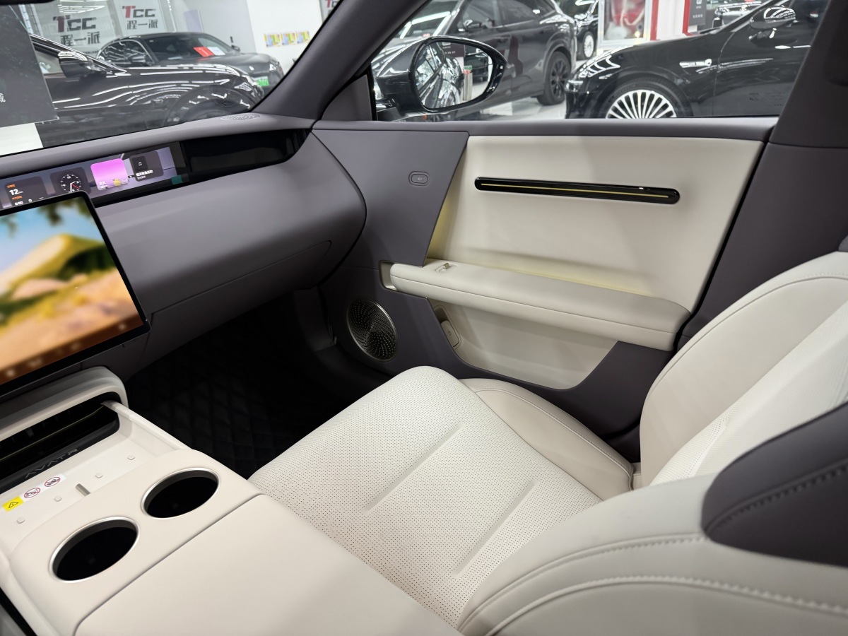 Avatr 06 2025 car image #11