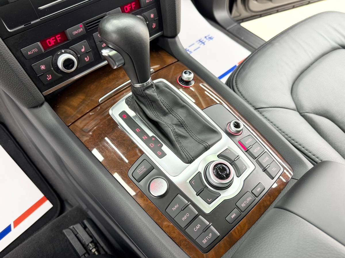 Audi Q7 2010 car image #11