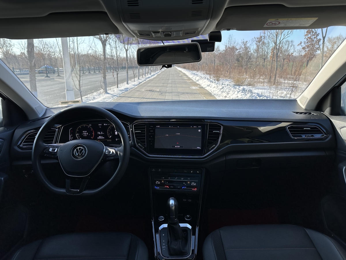 Volkswagen T-Roc 2021 car image #11