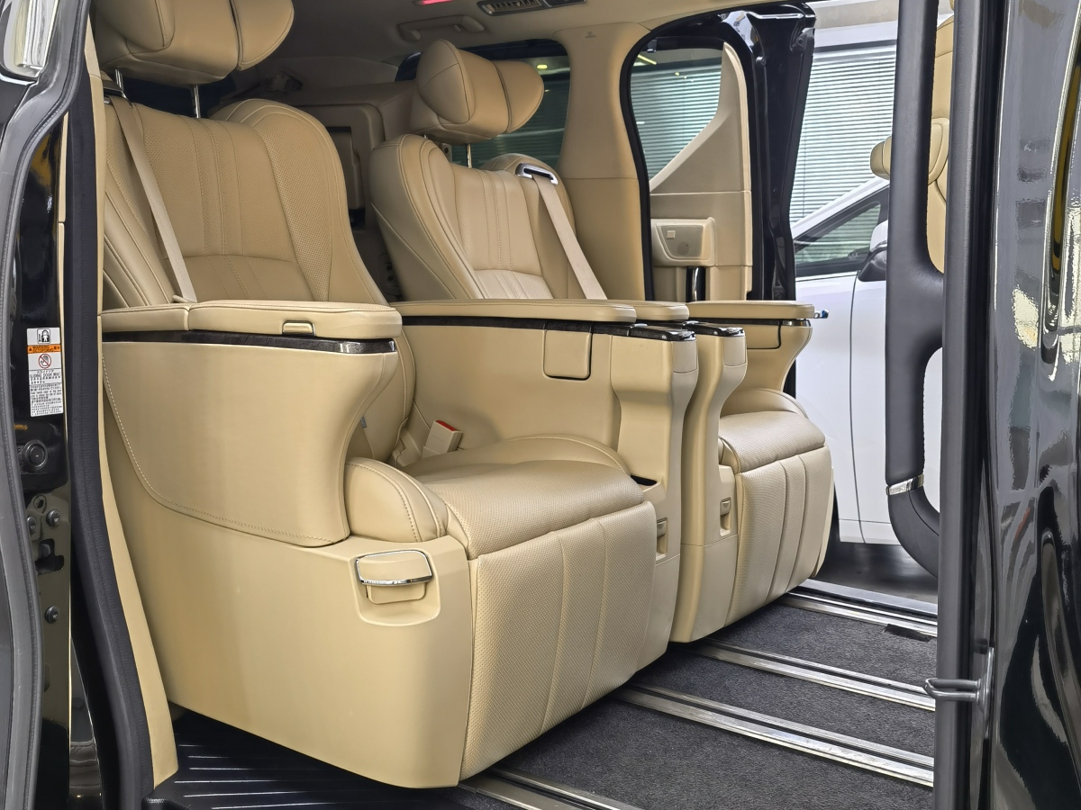 Toyota Alphard 2018 car image #11