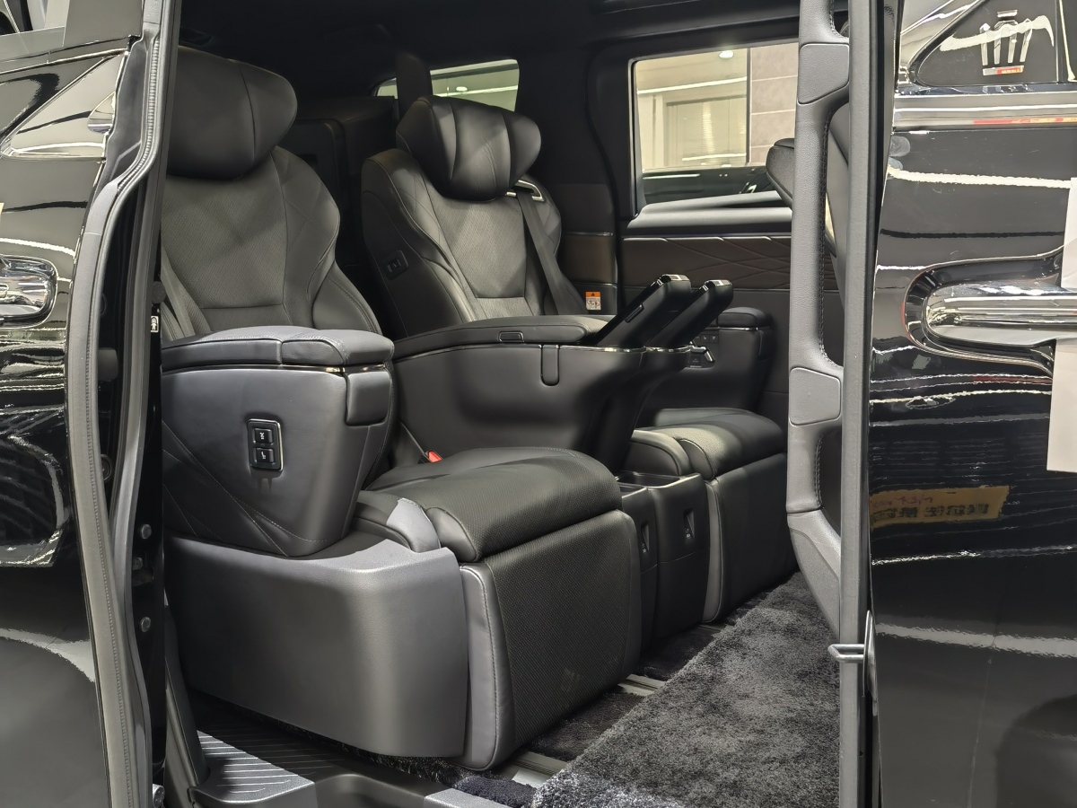 Toyota Vellfire 2025 car image #11