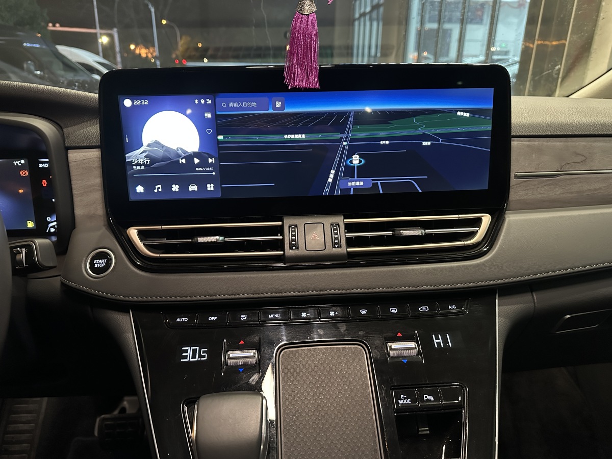 HongQi HQ9 PHEV 2024 car image #11