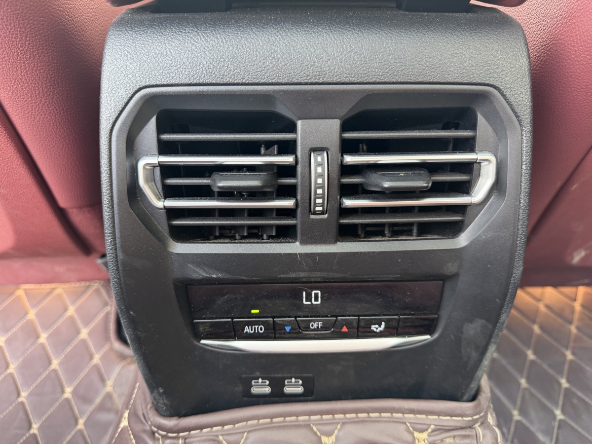 BMW i3 2024 car image #11