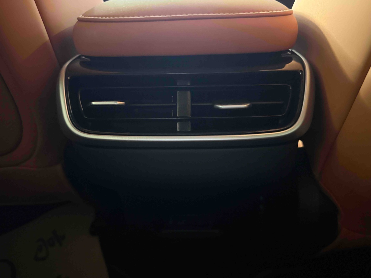 Xpeng G9 2025 صورة سيارة #11