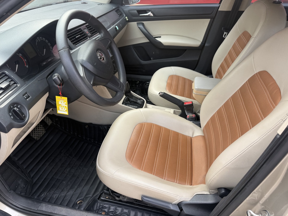 Skoda Rapid 2015 car image #11