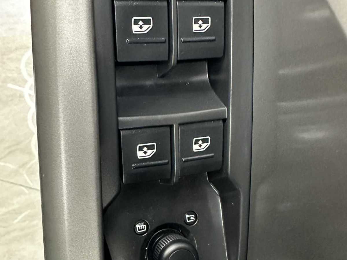 Audi Q3 2023 صورة سيارة #11