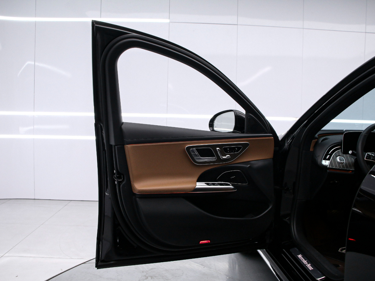 Mercedes-Benz E Class 2024 car image #11