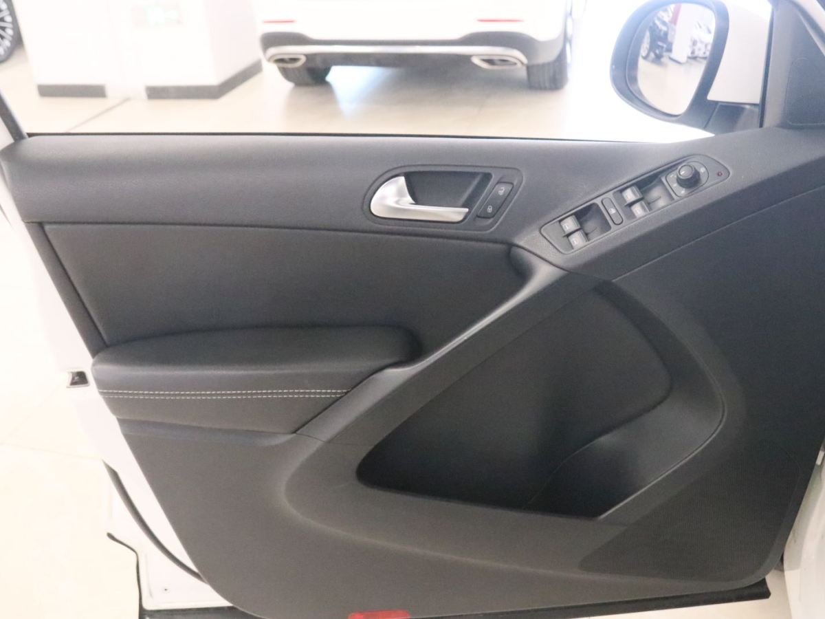 Volkswagen Tiguan 2018 immagine di auto #11