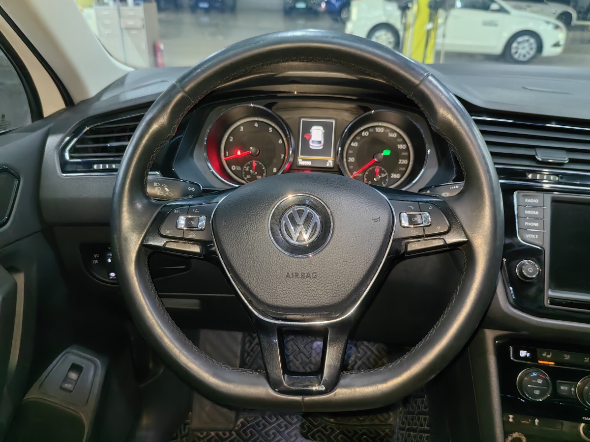 Volkswagen Tiguan L 2018 #11 Volkswagen Tiguan L 2018 car image #11