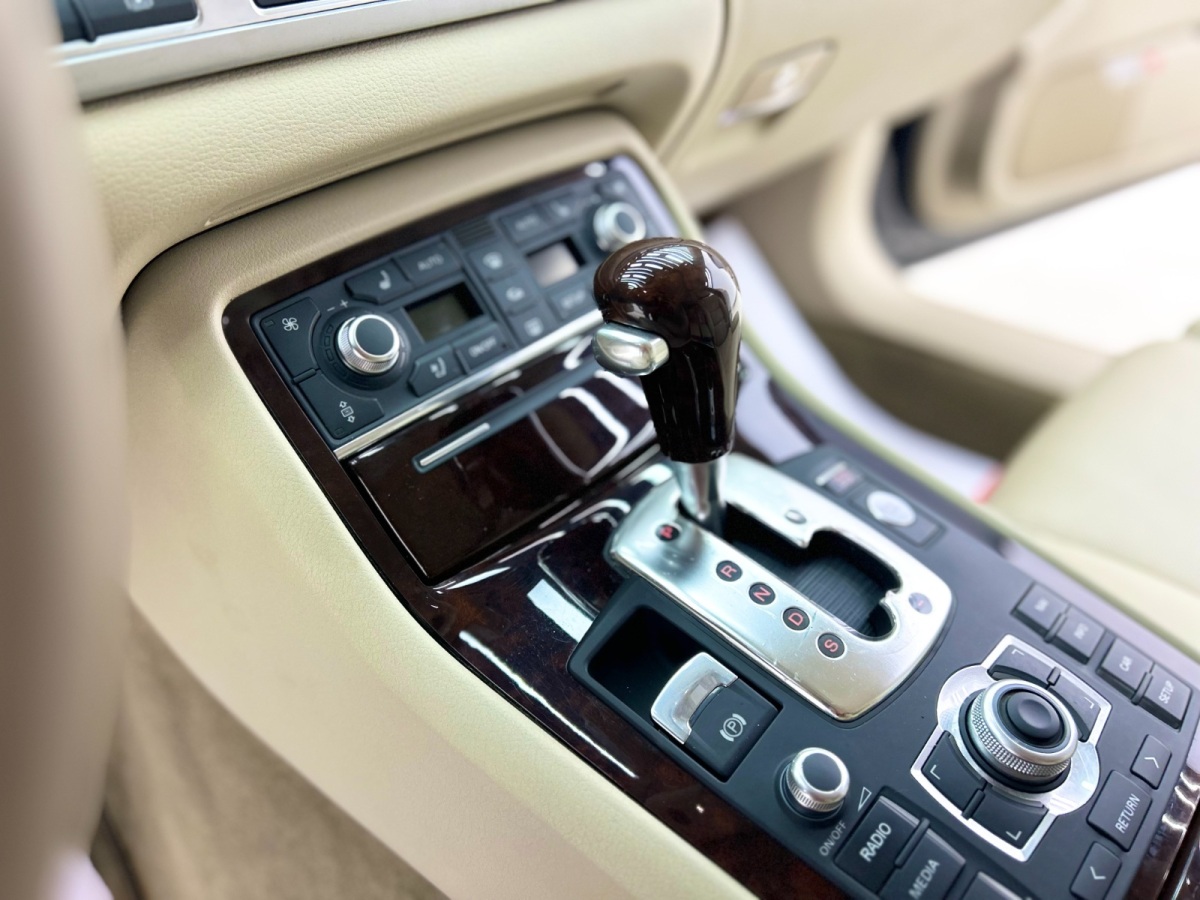 Audi A8 2008 car image #11