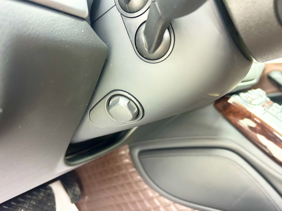 Audi A8 2012 car image #11