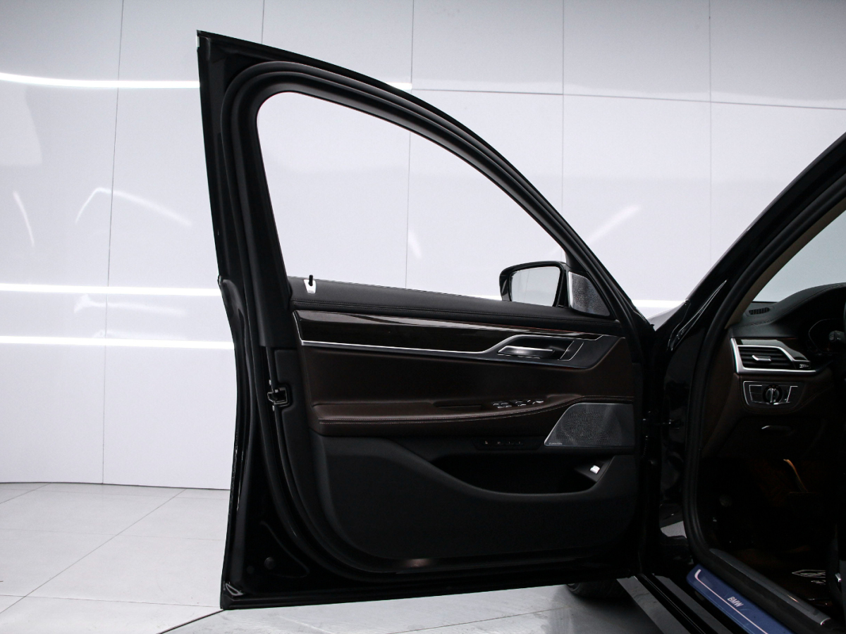 BMW 7 Series 2021 car image #11