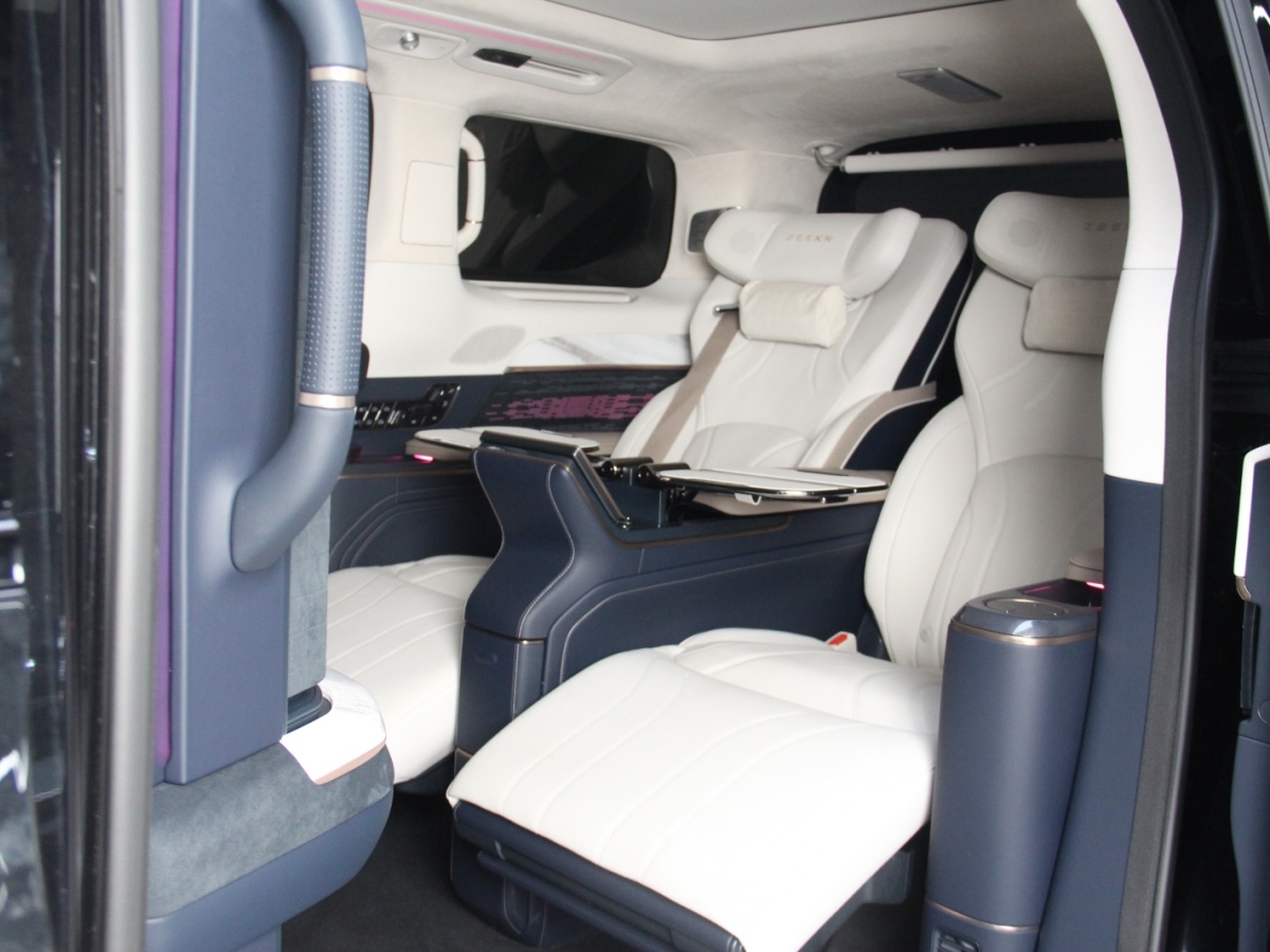 极氪 极氪009 2025 汽车图片 #11