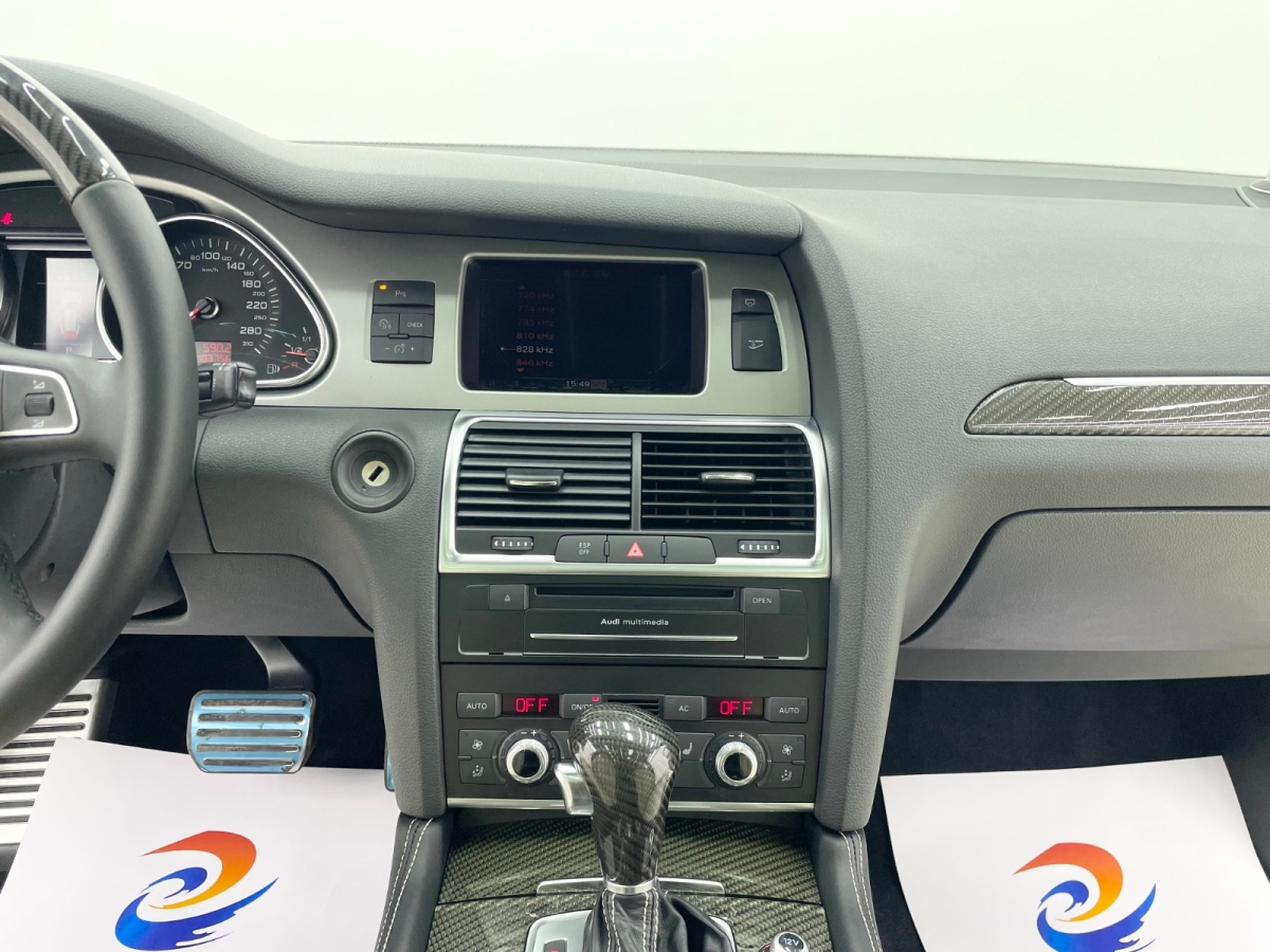 Audi Q7 2010 car image #11