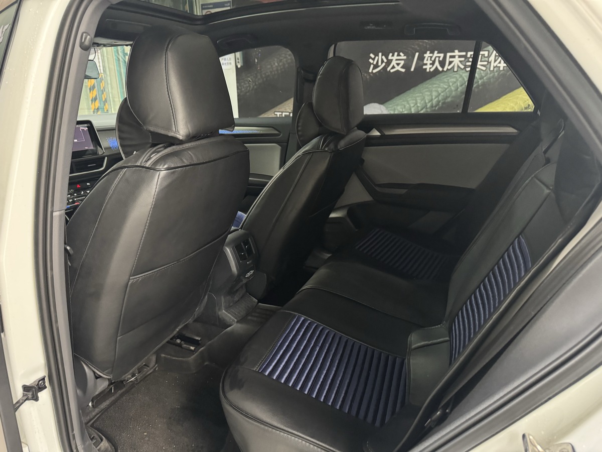 Volkswagen T-Roc 2025 car image #11