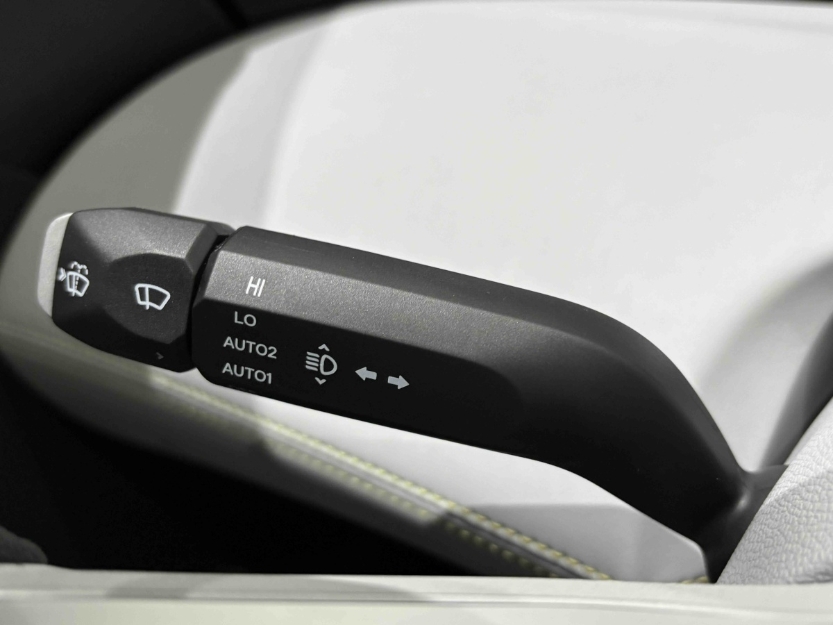 Avatr 11 2023 car image #11