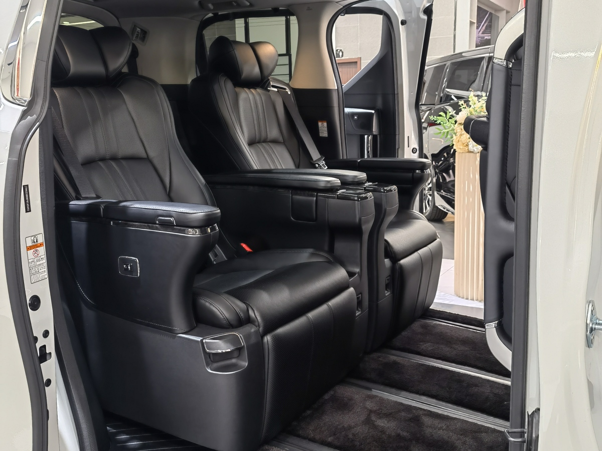 Toyota Alphard 2024 immagine di auto #11