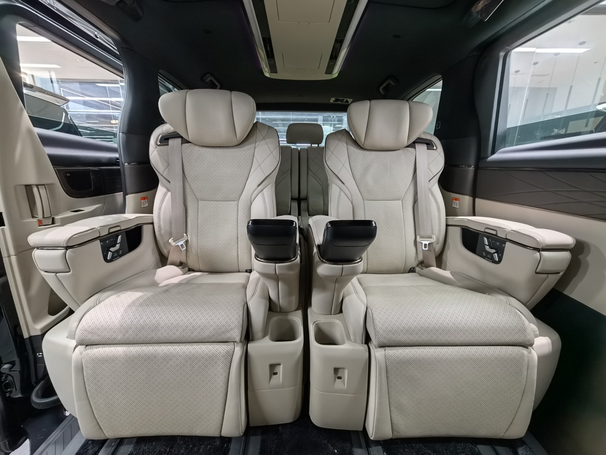 Toyota Alphard 2024 car image #11