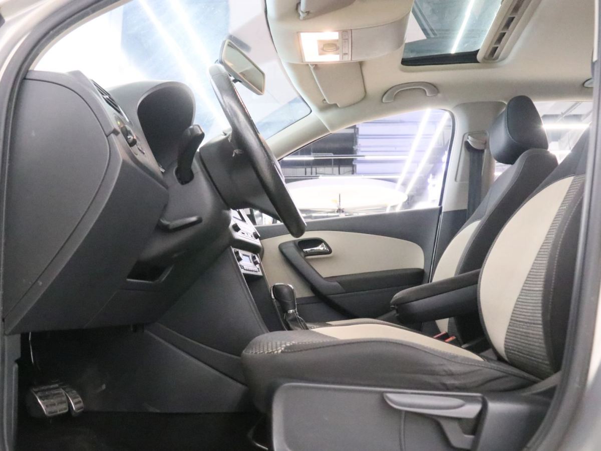 Volkswagen Polo 2014 car image #11