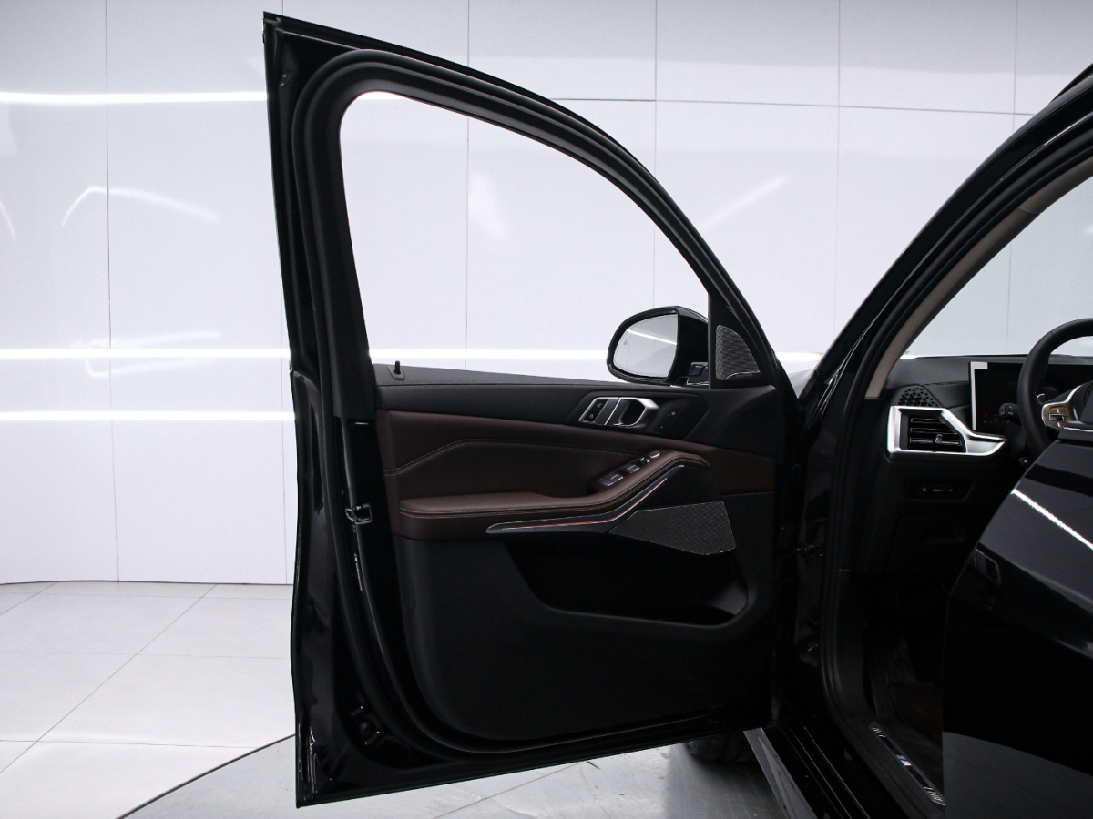 BMW X5 2025 immagine di auto #11